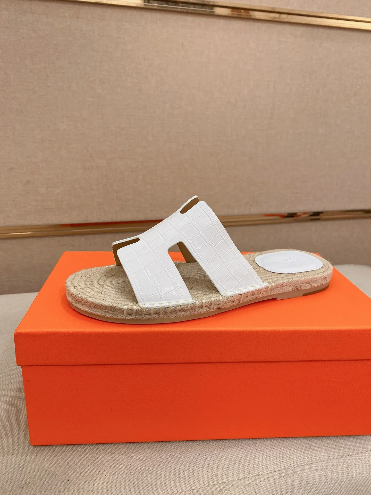 Factory price: 340💰high-end version. "HERMES" Hermès 💁♂️Men's casual slippers, compare the quality at the counter🧚🏿♂️ The upper is made of cowhide leather 🐊crocodile pattern workmanship, purely hand-drawn, raw rubber breathable and non-slip outsole, the inner is breathable and comfortable lambskin, the density is 100% comfortable, the original rubber outsole is wear-resistant and has a code number of 38-44. Can be customized 45-46-47💥🏆